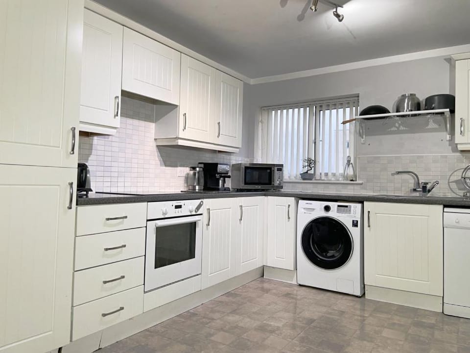 Coffee/tea facilities, dishwasher, oven, stove, washing machine, dryer