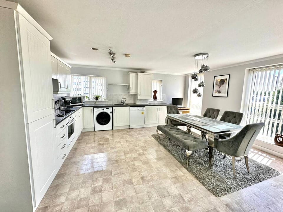 Seating area, Dining area, oven, dryer