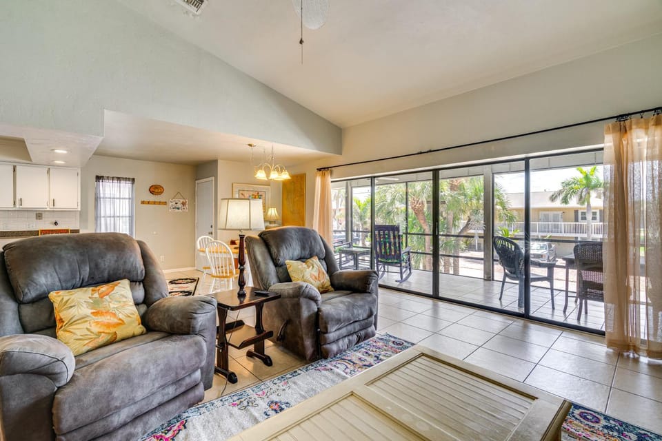 Walk to Sugar Sands: Retreat in Fort Myers Beach House in Estero Island