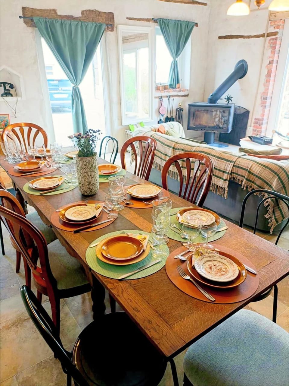 Restaurant/places to eat, Restaurant/places to eat, Kitchen or kitchenette, Living room, Food and drinks, Seating area, Dining area, Food, Meals