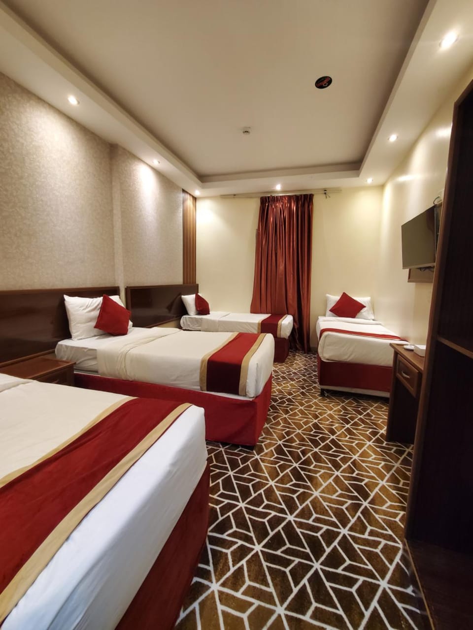 Bed, TV and multimedia, Photo of the whole room, Bedroom