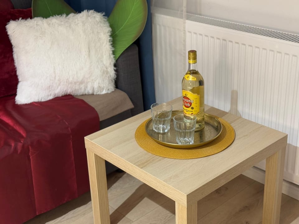 Living room, Decorative detail, Drinks