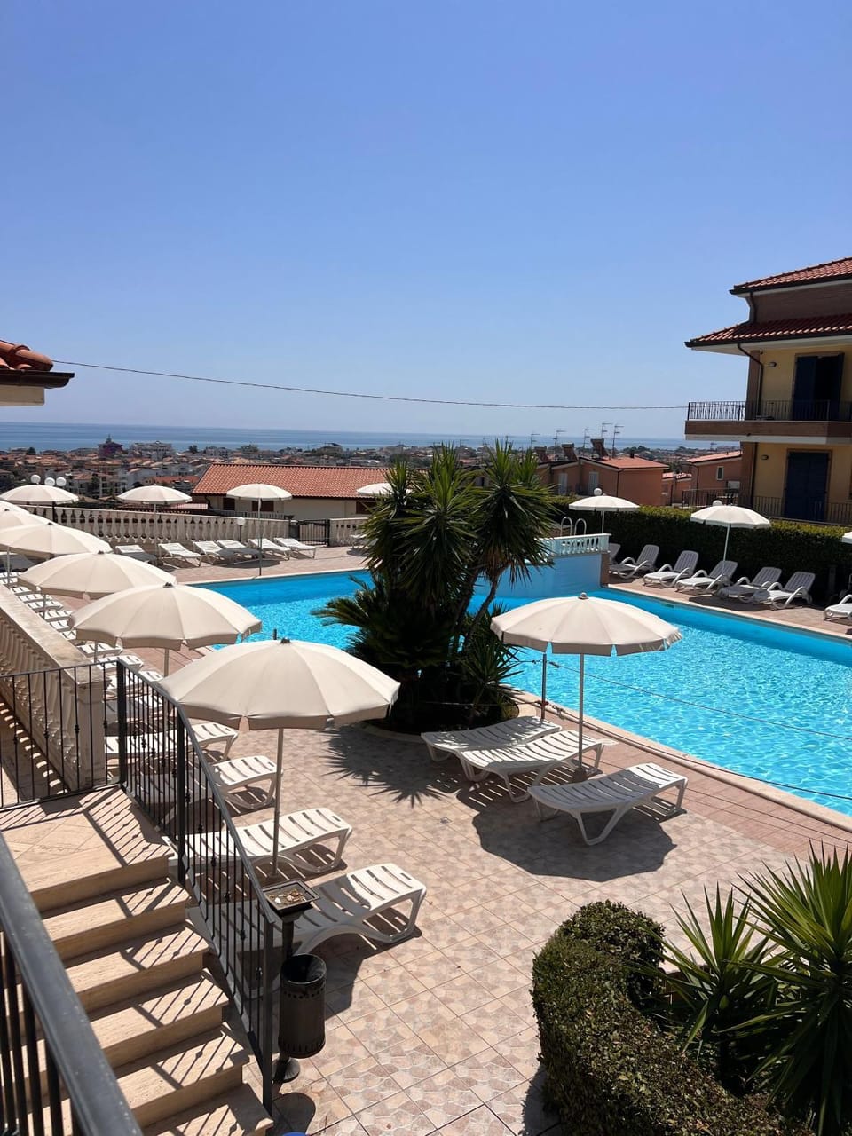 Natural landscape, View (from property/room), Balcony/Terrace, Pool view, Swimming pool, sunbed
