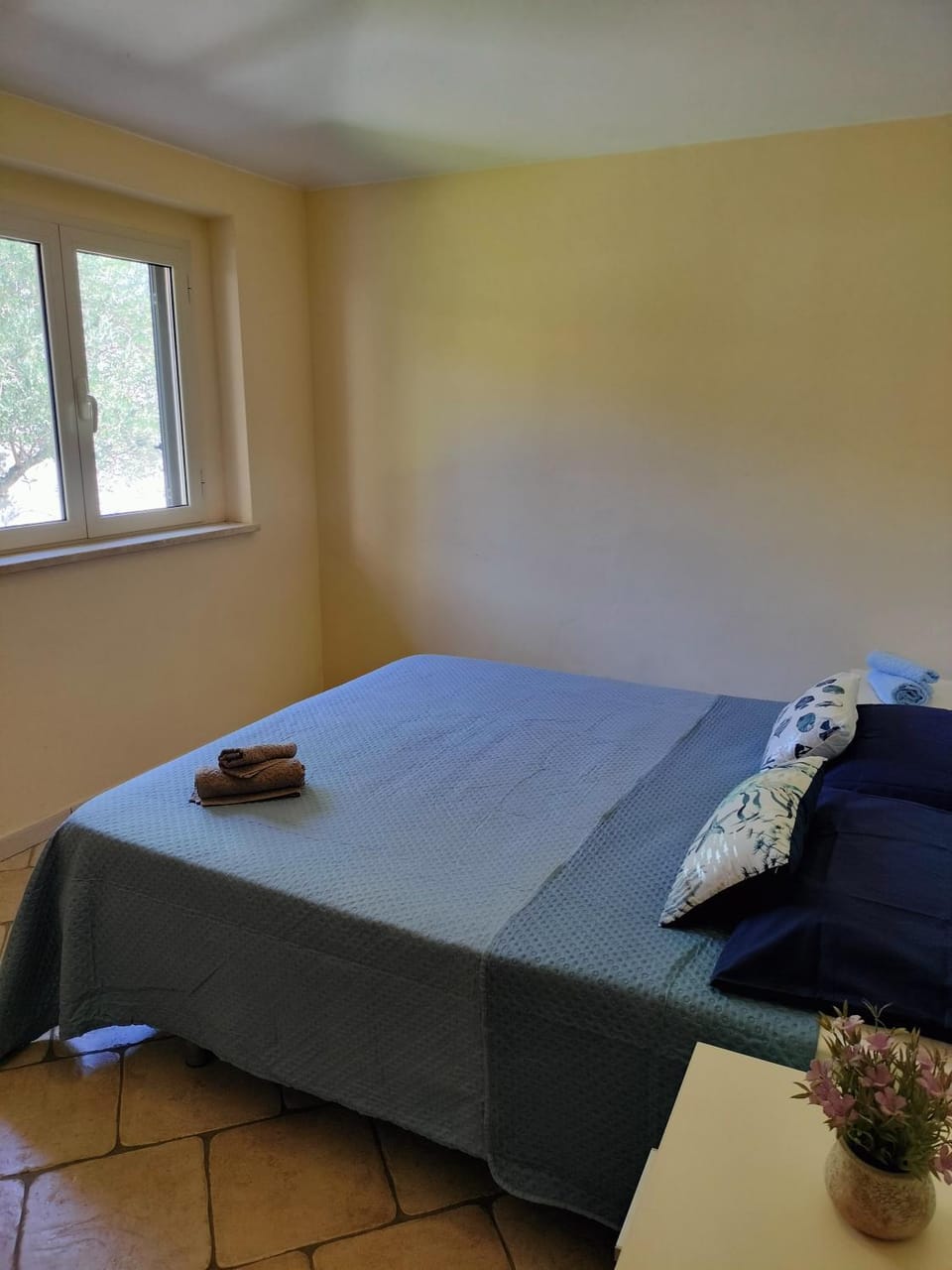 Bed, Bedroom, towels