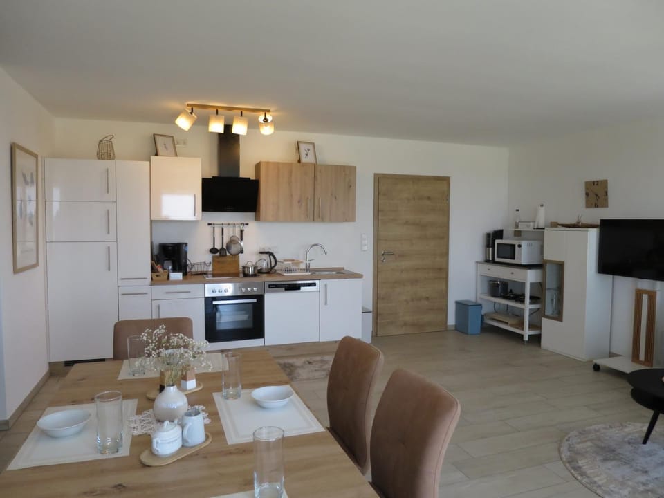 Coffee/tea facilities, Kitchen or kitchenette, Dining area, dishwasher, oven, stove, toaster