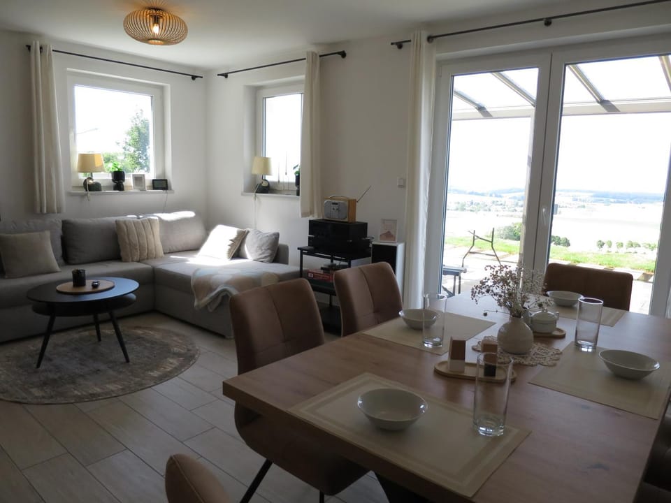 TV and multimedia, Living room, Seating area, Dining area