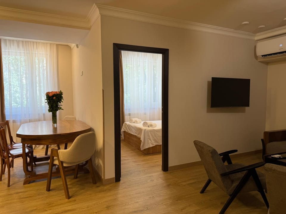 TV and multimedia, Living room, Photo of the whole room, Seating area, air conditioner