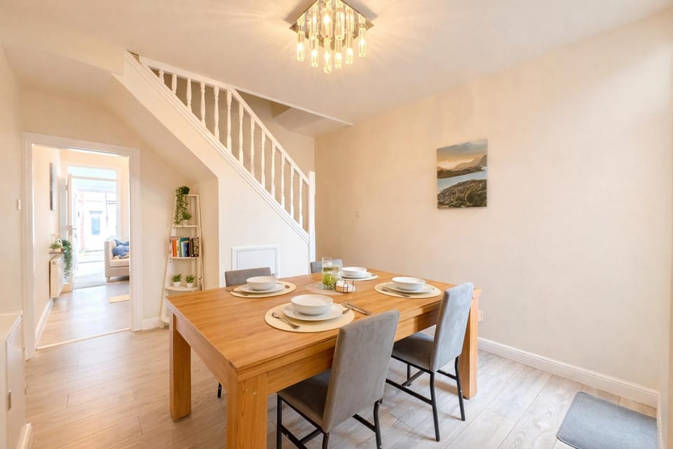 Seating area, Dining area