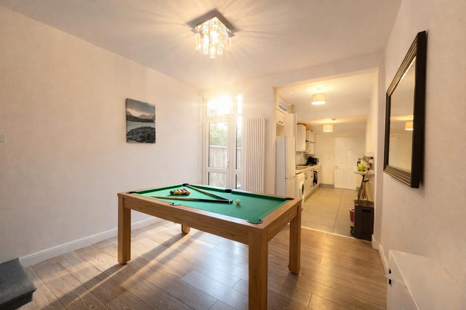 Billiard, Game Room