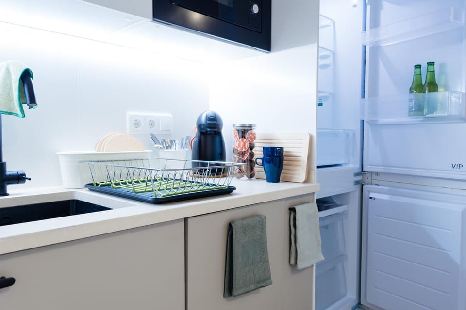 Kitchen or kitchenette, dishwasher, oven