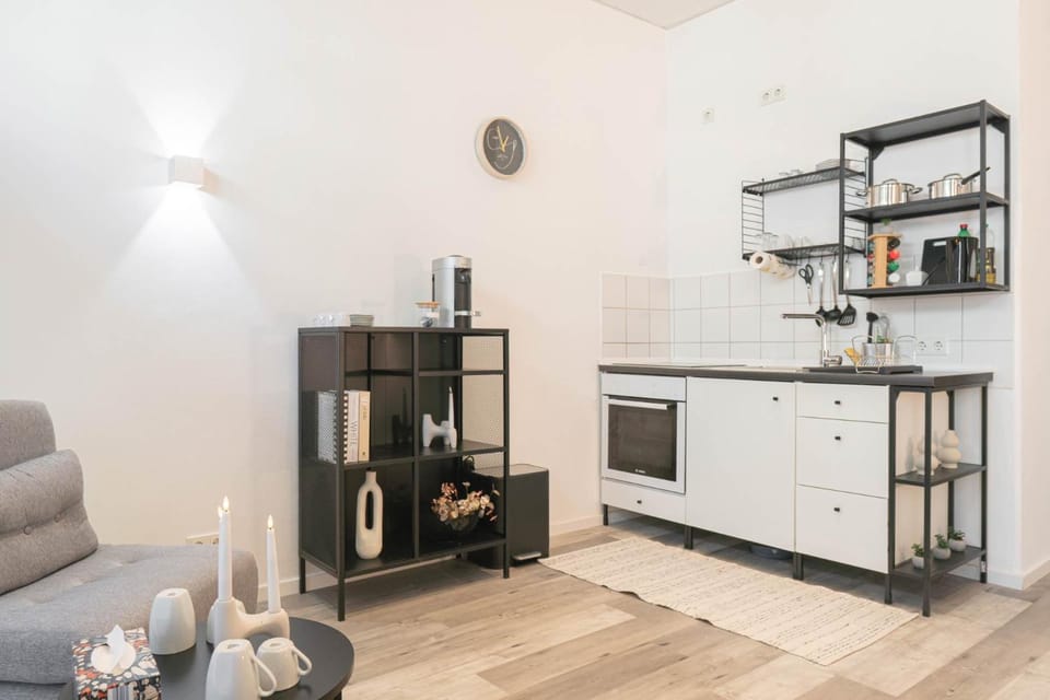 Coffee/tea facilities, Kitchen or kitchenette, oven, stove