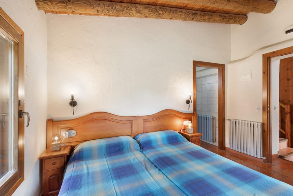 Property building, Living room, Bedroom