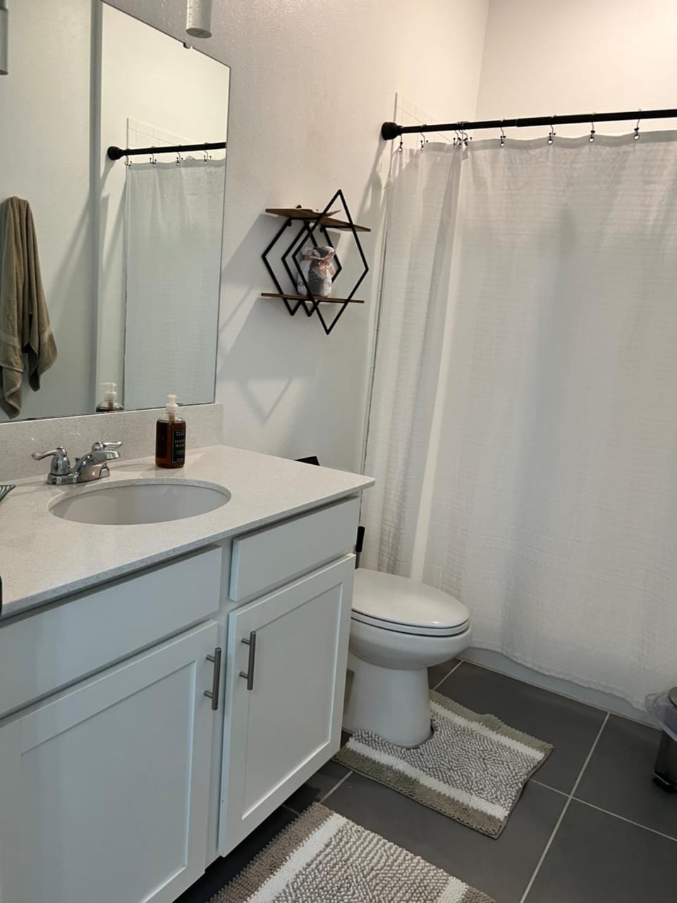 Mother in law suite private entrance washer and dryer in unit Apartment in Leesburg