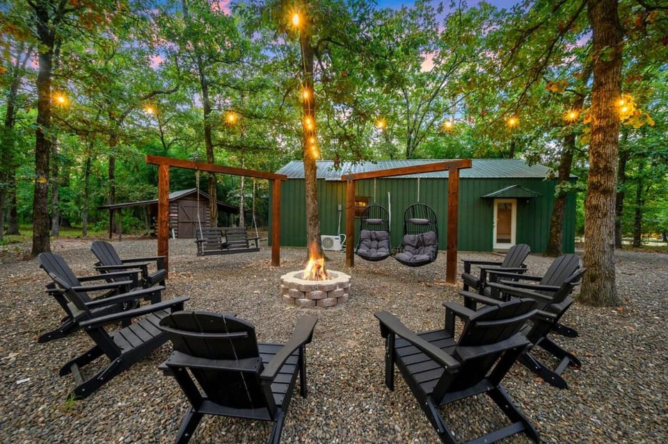 Sleeps 16, Hot Tub, Game Room, Pets, Firepit, Secluded, 2 acres House in Broken Bow