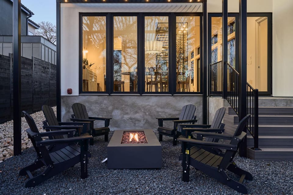 Patio, Seating area, Meeting/conference room, fireplace, fireplace