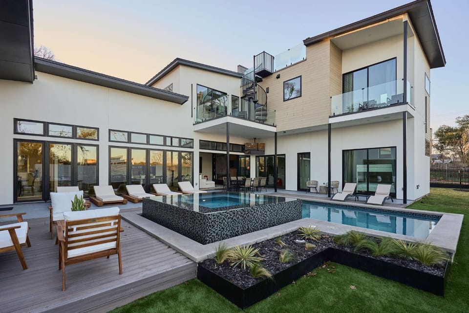 Property building, Patio, Day, Garden, Garden view, Pool view, Swimming pool, sunbed