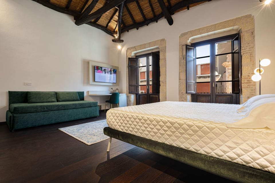 Bed, TV and multimedia, Bedroom