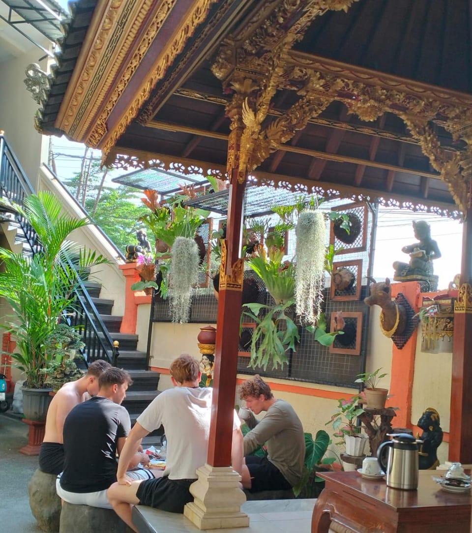 Restaurant/places to eat, Day, People, Garden, Seating area, group of guests