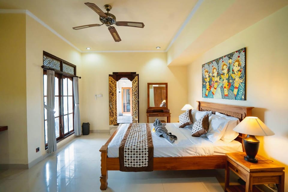 Bed, Seating area, Bedroom