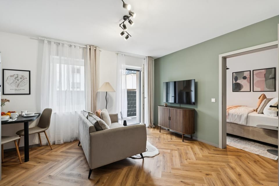 Bed, TV and multimedia, Living room, Photo of the whole room, Seating area, Evening entertainment, Bedroom
