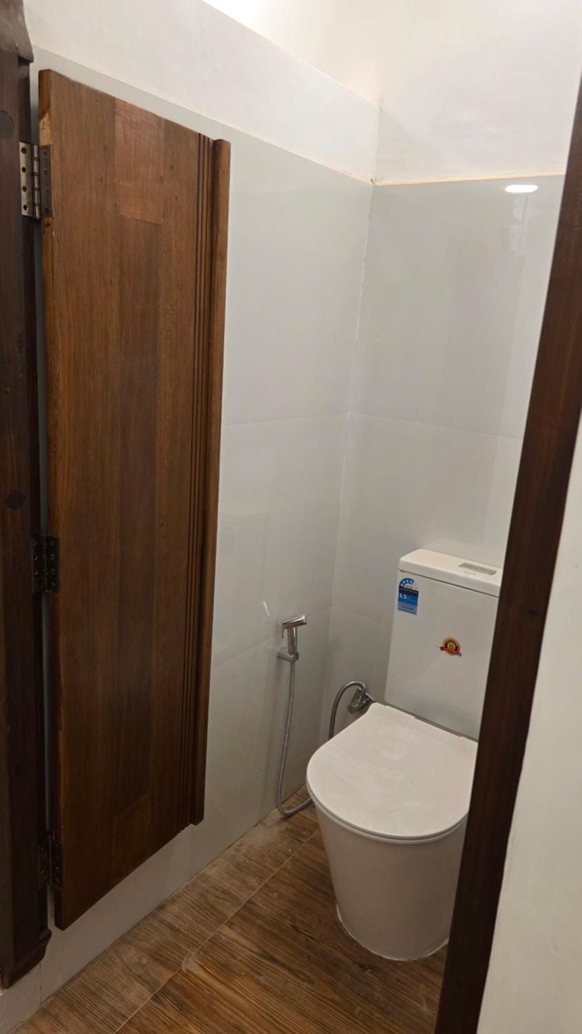 Toilet, bidet