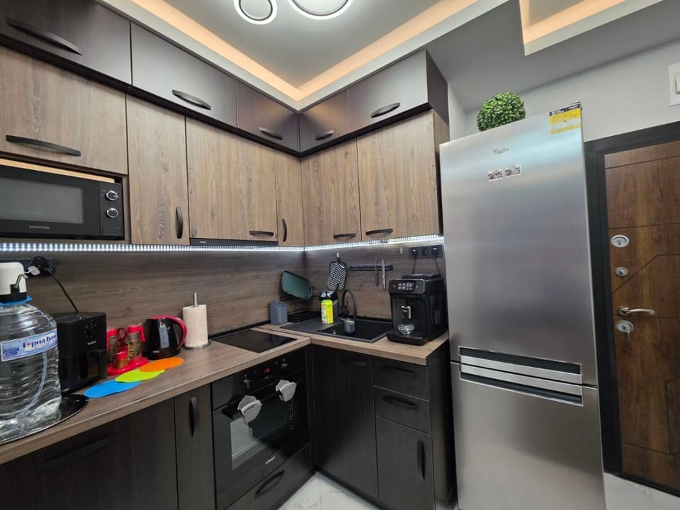 Coffee/tea facilities, Kitchen or kitchenette, oven, stove, toaster, air conditioner