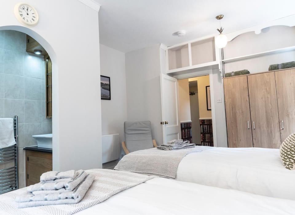 Bed, Bathroom, Photo of the whole room, Bedroom, towels, wardrobe