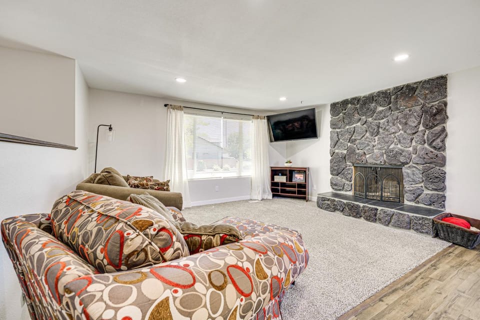 Cozy Apt with Private Deck, 2 Mi to Toyota Center! House in Kennewick