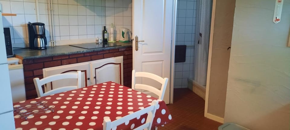 Property building, Kitchen or kitchenette, Living room