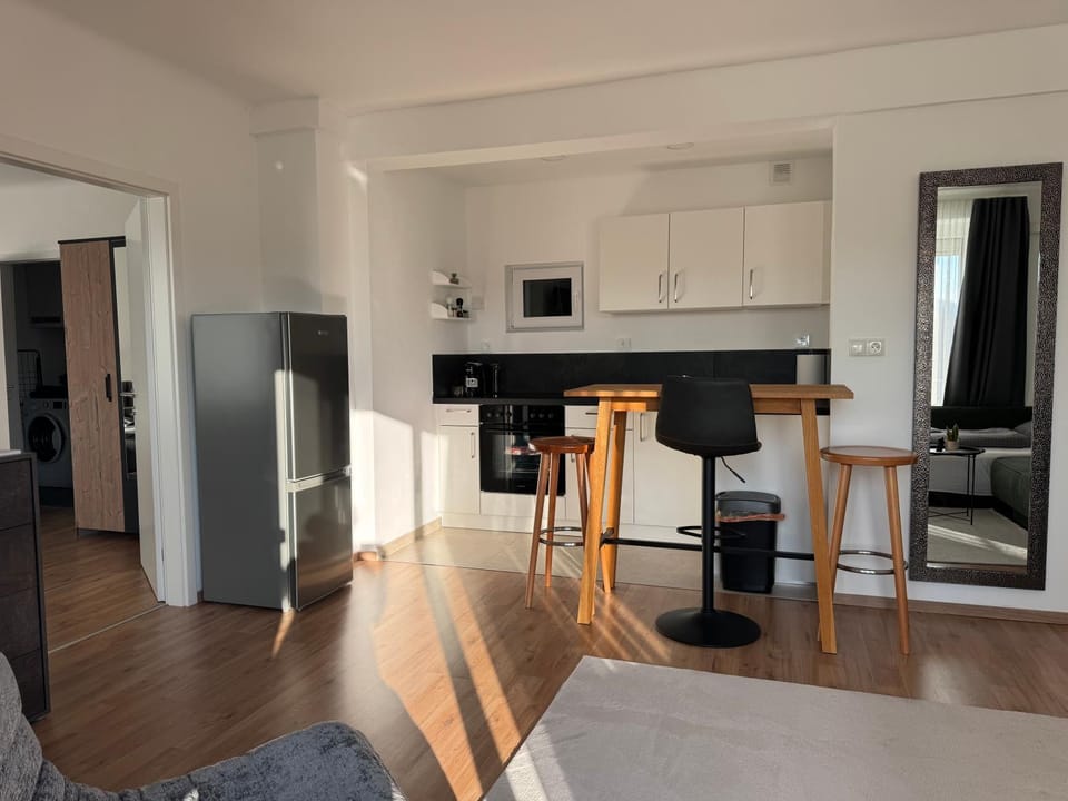 Kitchen or kitchenette, Living room, Seating area, Dining area, pet friendly, stove