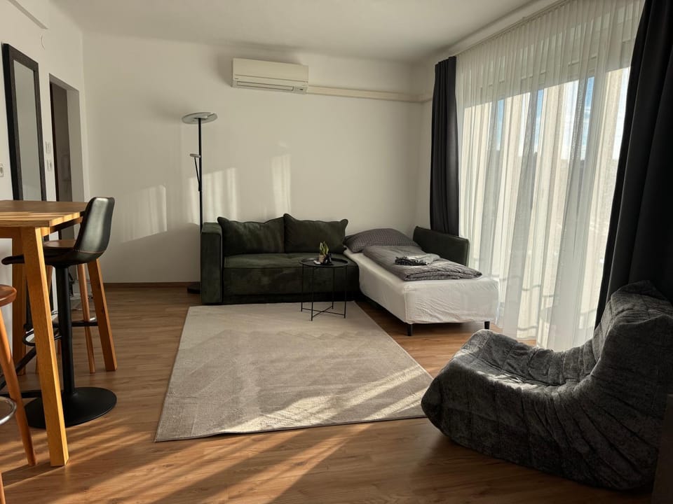 Bed, TV and multimedia, Living room, Photo of the whole room, Seating area, air conditioner
