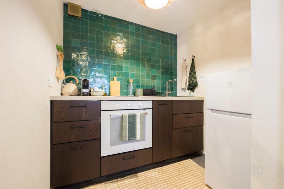 Kitchen or kitchenette, minibar, oven