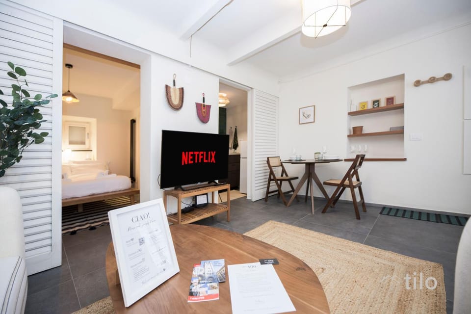 Bed, Living room, Photo of the whole room, Seating area, Dining area, Bedroom