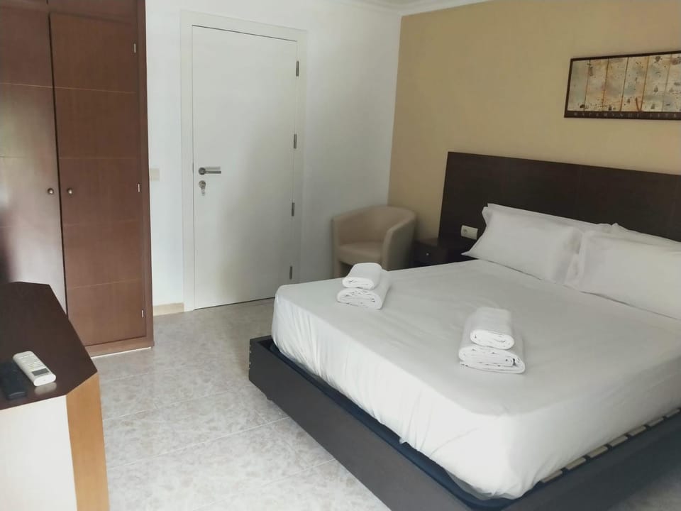 Photo of the whole room, Bedroom, towels, wardrobe
