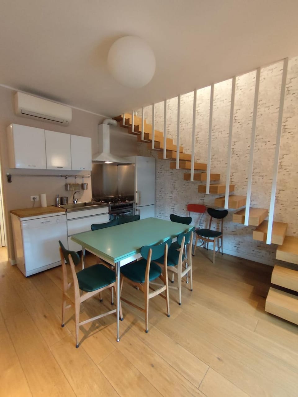 Kitchen or kitchenette, Living room, Seating area, Dining area, stove