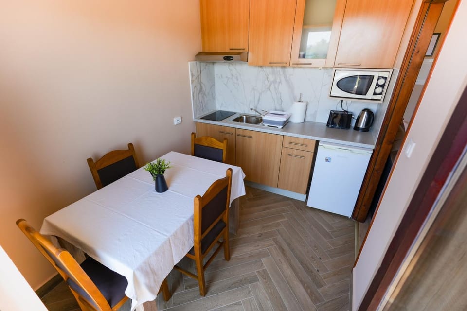 Coffee/tea facilities, Kitchen or kitchenette, Dining area, stove, toaster