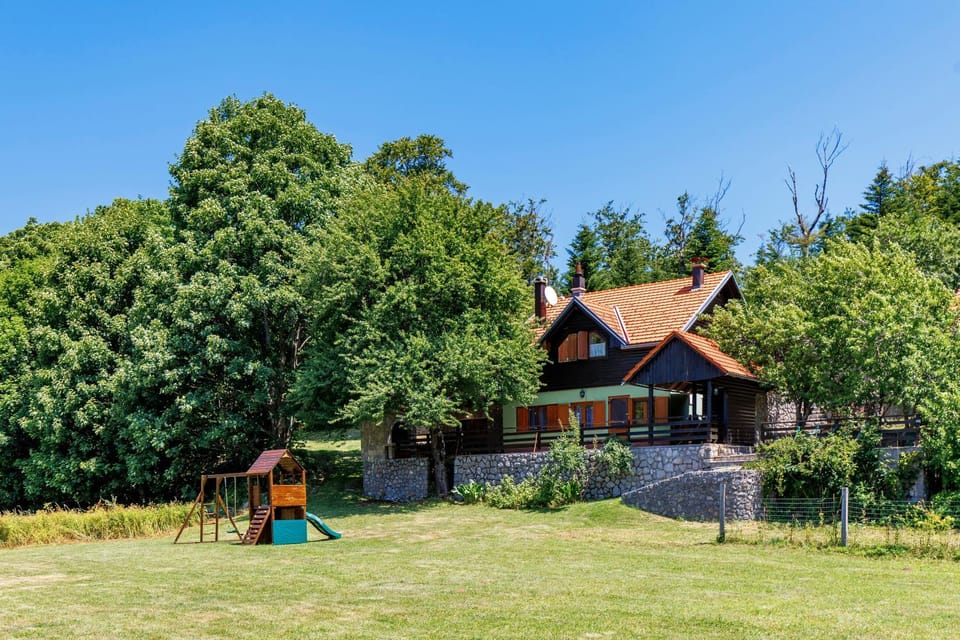 Property building, Spring, Day, Natural landscape, Garden, Garden view