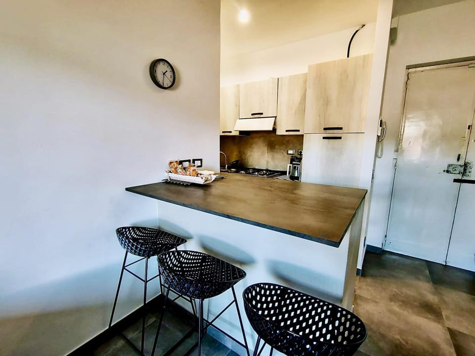 Kitchen or kitchenette, Dining area, minibar, stove