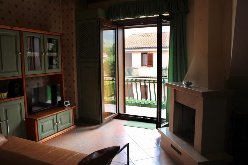 Photo of the whole room, Dining area