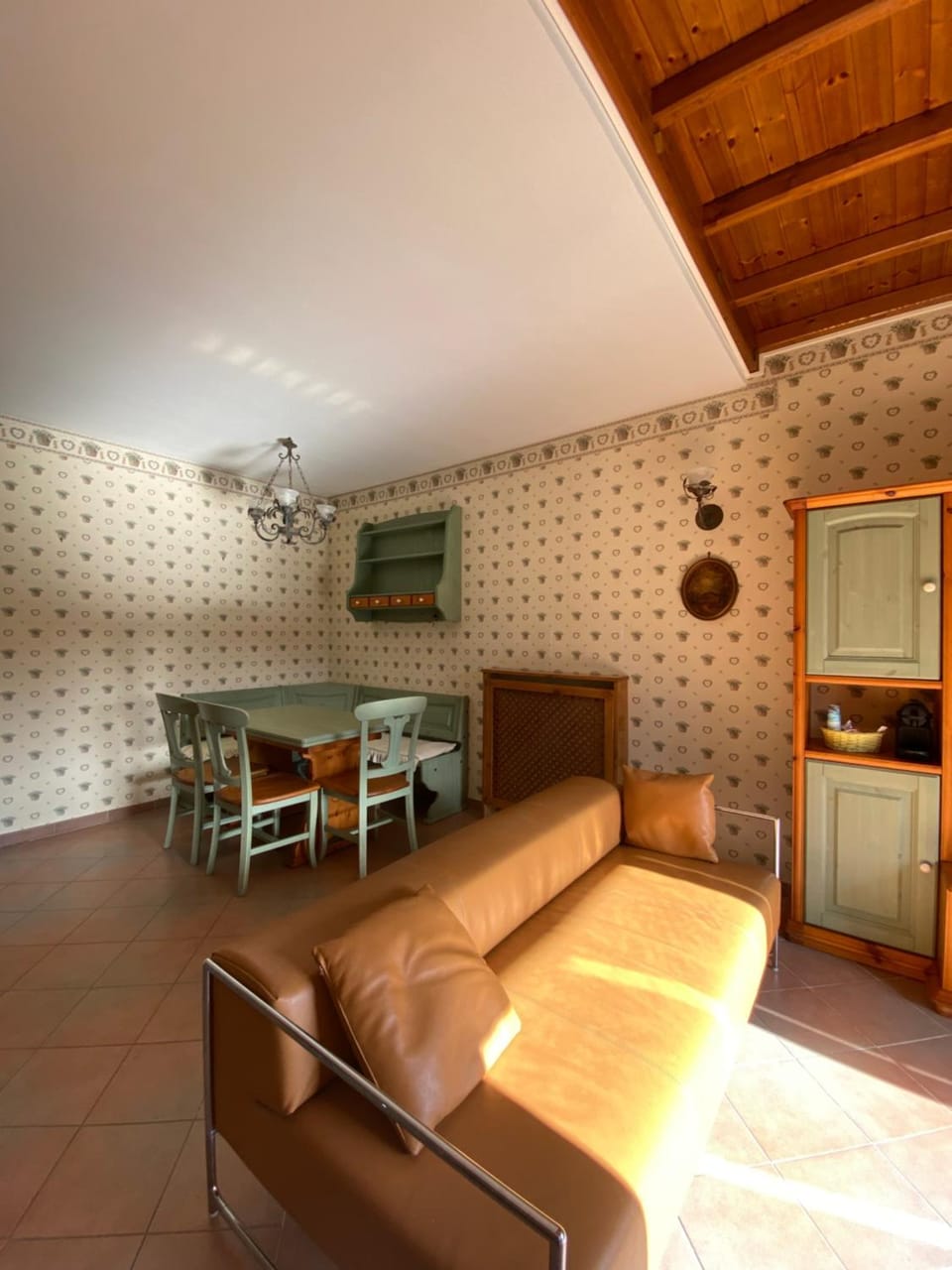Photo of the whole room, Dining area