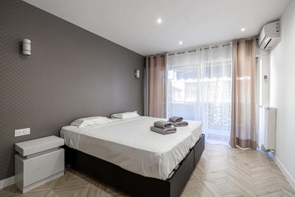 Bed, Bathroom, towels