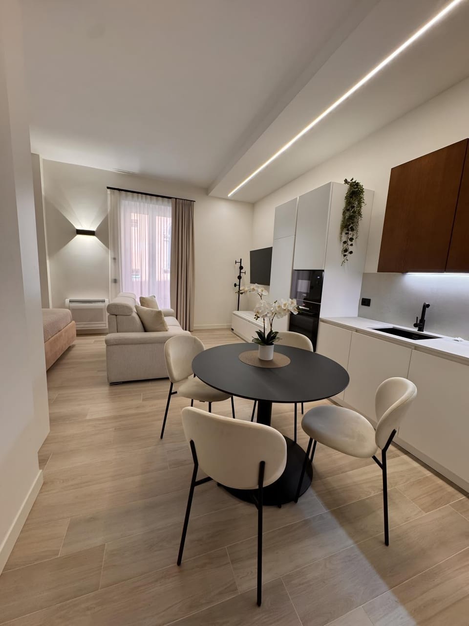 Kitchen or kitchenette, Seating area, Dining area
