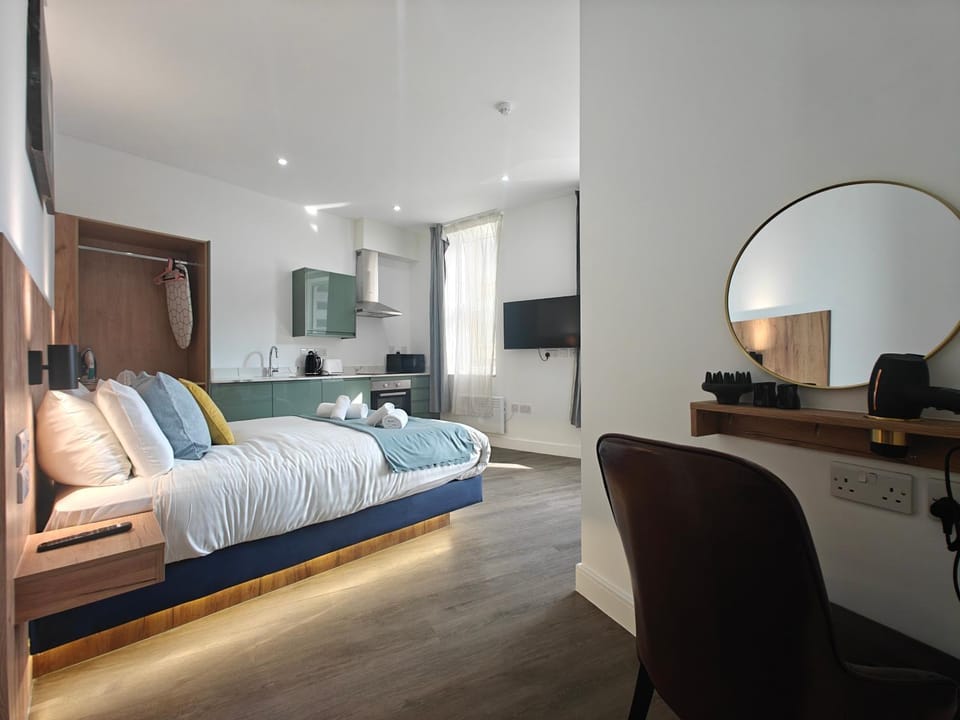 Bed, TV and multimedia, Kitchen or kitchenette, Photo of the whole room, Bedroom, hair dresser