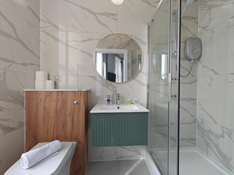 Shower, Toilet, Bathroom, towels