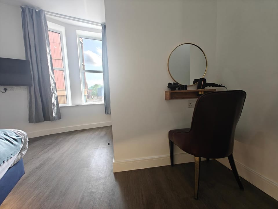 Bed, TV and multimedia, Photo of the whole room, Bedroom, hair dresser