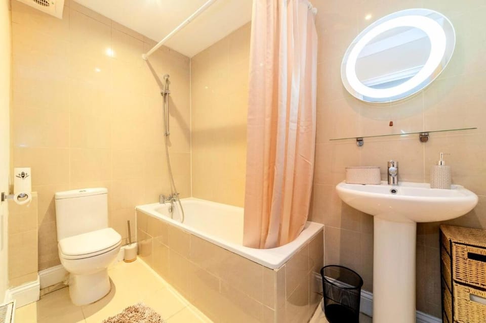 Modern 3 beds Apartment with private garden, Battersea, Central LDN Apartment in London