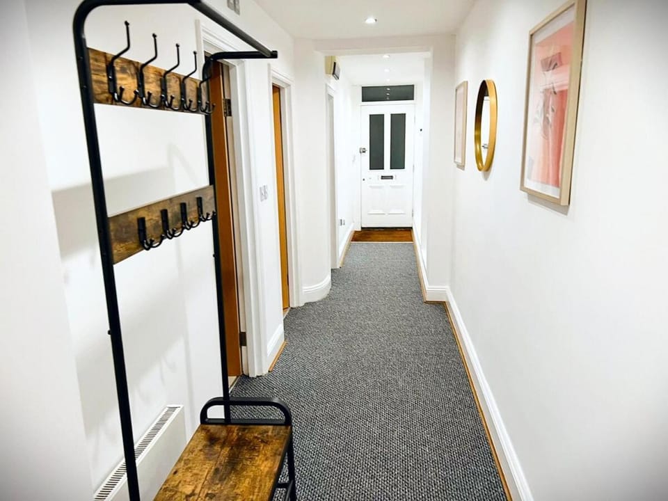 Modern 3 beds Apartment with private garden, Battersea, Central LDN Apartment in London