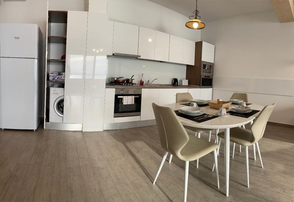 Kitchen or kitchenette, Dining area, oven, stove, toaster
