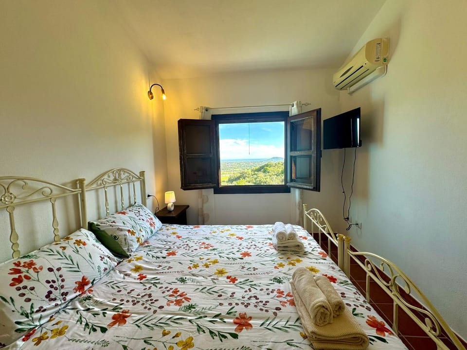 Bed, Photo of the whole room, Bedroom, air conditioner