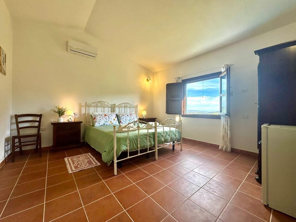 Bed, TV and multimedia, Photo of the whole room, Bedroom, air conditioner